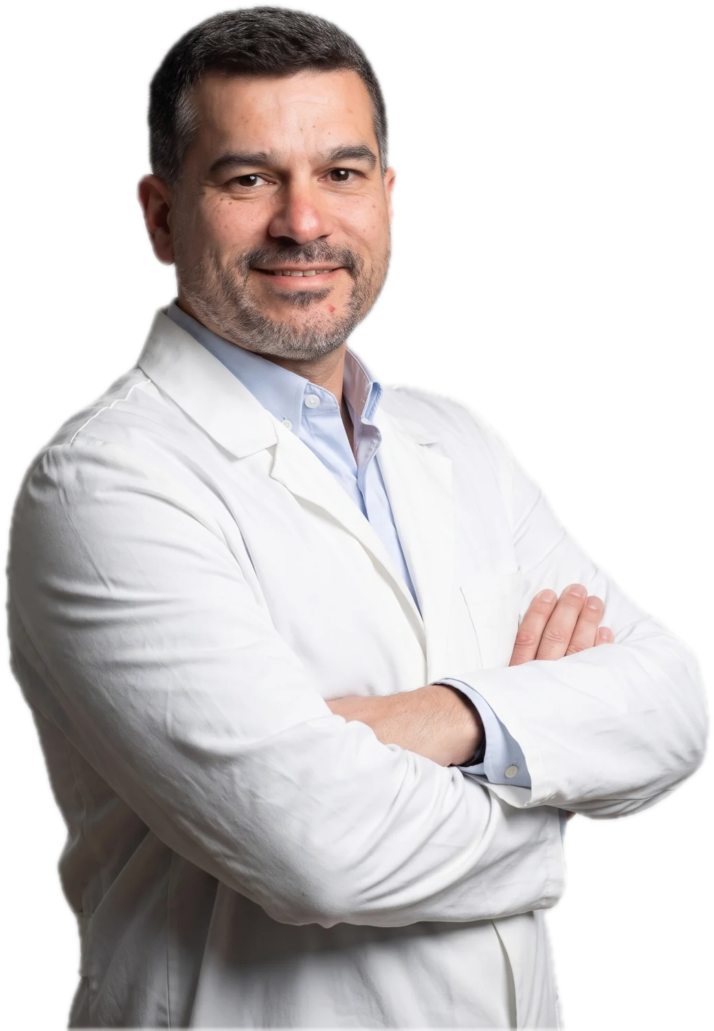 El Dr. Carlos Américo con túnica, de brazos cruzados